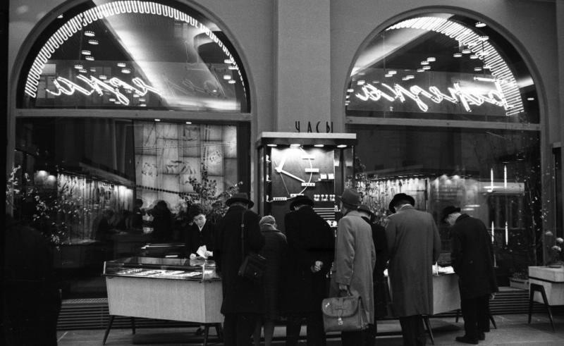 В ювелирном магазине, 1960-е, г. Ленинград. Выставка «Неоновый свет» с этой фотографией.&nbsp;