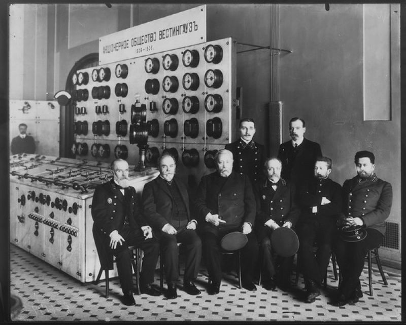 Группа инженеров-электриков Центральной электрической станции трамвая «Вестингауз» на Казачьем плацу (стоит 1-й слева - Генрих Графтио), октябрь 1907, г. Санкт-Петербург