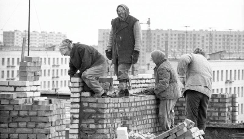 Женщины каменщики на строительстве жилого дома в Купчине, 31 декабря 1959 - 5 января 1967, г. Ленинград