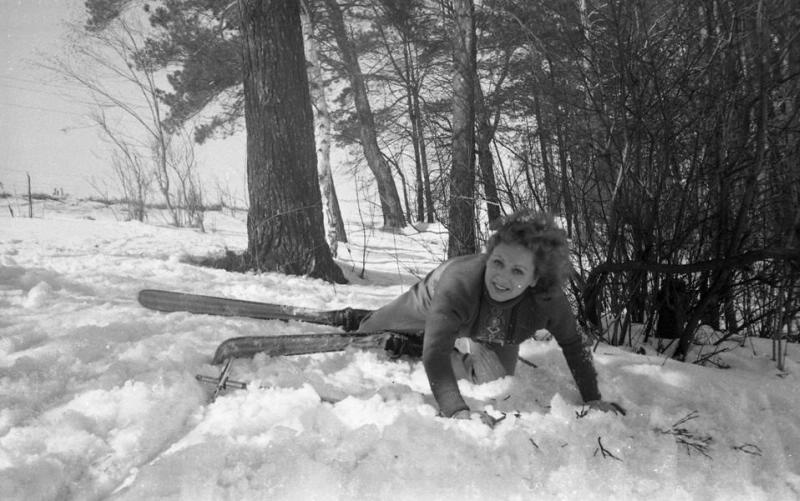 Лидия Смирнова на отдыхе, 1956 - 1958, г. Москва. Выставка «10 лучших фотографий: "Лыжню!"», видео «Лидия Смирнова. Эпизод из жизни» с этой фотографией.