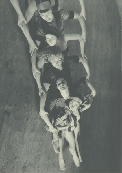 Московская балетная школа, 1931 год, г. Москва. Выставка «"Несокрушимая Мэгги" в СССР» с этой фотографией.