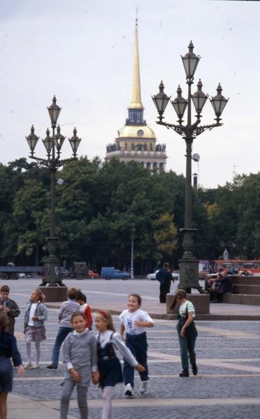Дети на Дворцовой площади, 1995 год, г. Санкт-Петербург