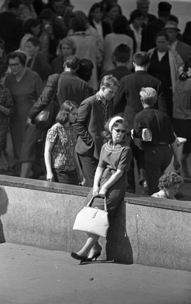 У парапета подземного перехода. «Ожидание», 1965 год, г. Ленинград