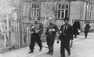 Кинооператор Николай Самгин, фотограф Петр Новицкий и кинооператор Владислав Микоша на Камчатке после челюскинской эпопеи, май 1934, г. Петропавловск-Камчатский. Из семейного архива Джеммы Микоши.