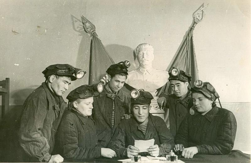 Шахтеры в «ленинской комнате» читают письмо в защиту мира, 1950 - 1956