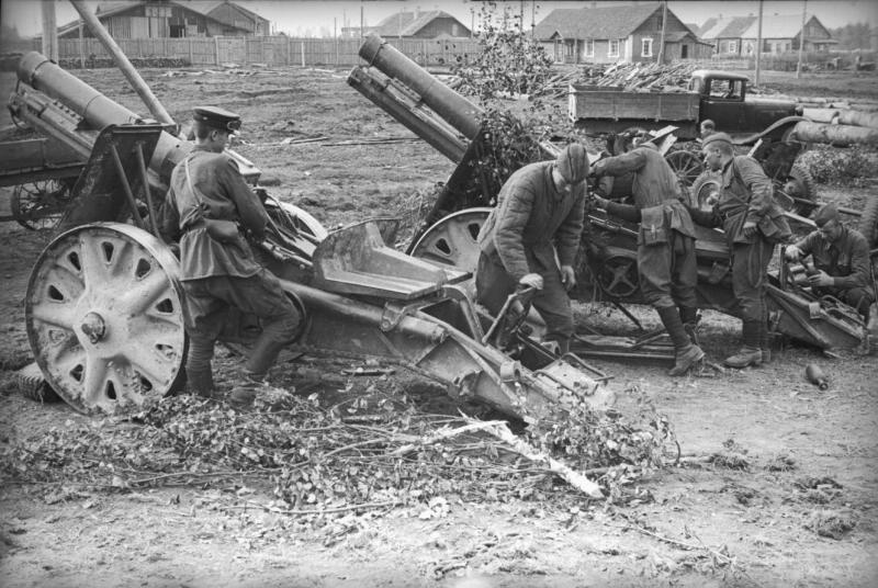 Солдаты, рассматривающие немецкие трофейные орудия, 1941 - 1943
