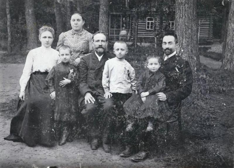 Портрет семьи фотографа Павла Левинского, 1900 - 1903