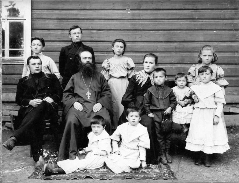 Групповой портрет семьи священника, 1900-е, Костромская губ., г. Чухлома