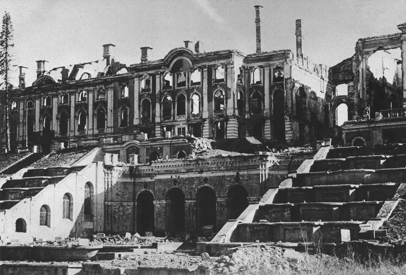 Разрушенный и сожженный немцами Петергофский дворец, 1944 год, г. Петродворец. Ныне Петергоф.