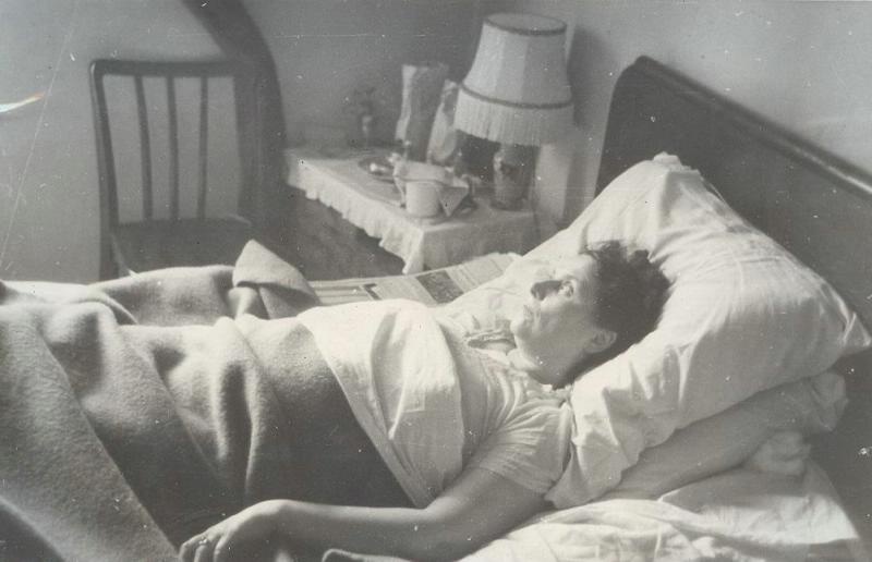 Женщина в кровати, 1954 год
