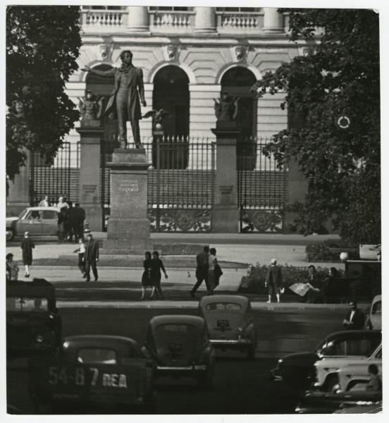 Памятник Александру Пушкину перед Русским музеем, 1965 год, г. Ленинград, ул. Бродского