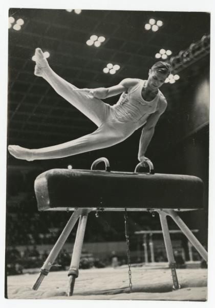 Гимнаст Борис Шахлин, 1960 год, Украинская ССР, г. Киев. Выставка «Спортсмены. Сила духа и тела» с этой фотографией.