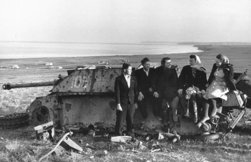 После боев. Комсомольцы Севастопольского района, 9 мая 1944 - 31 мая 1945, Крымская АССР, г. Севастополь