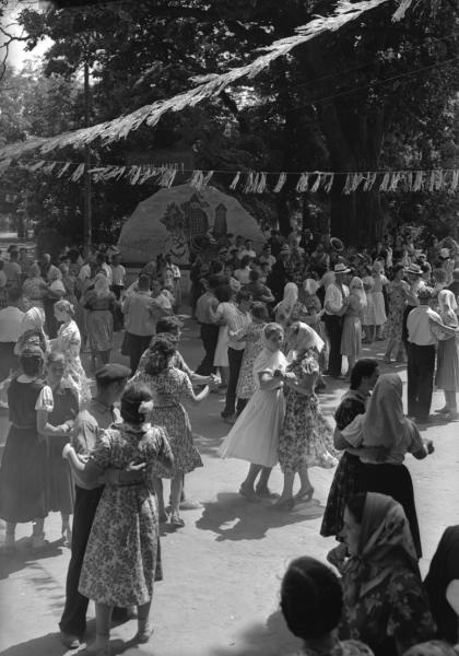 Танцы в выходной день, 6 января 1962 - 30 июня 1962, Украинская ССР, Винницкая обл., пос. Бершадь. Авторство снимка приписывается Елагину.Выставка «10 фотографий: танцплощадки» с этим снимком.