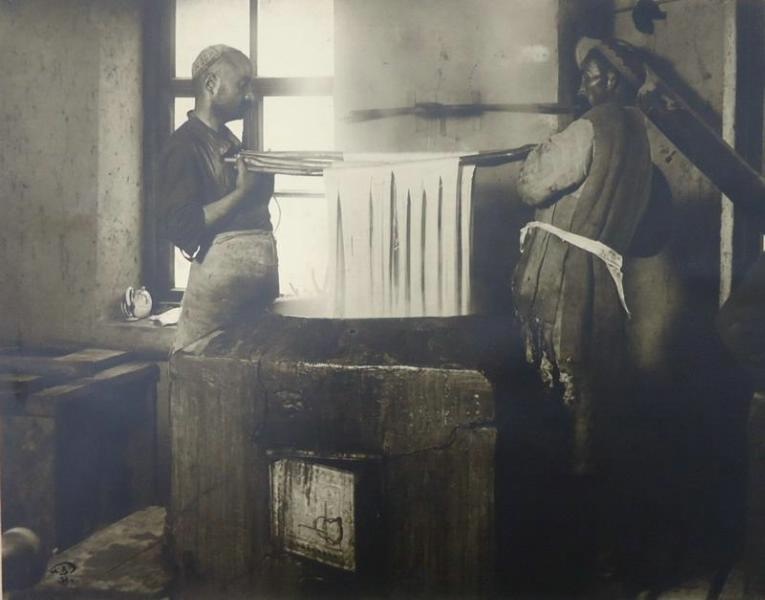 Окраска основы на шелкоткацкой фабрике, 1931 год, Таджикская ССР, г. Ходжент. Ныне город Худжанд (Таджикистан).&nbsp;