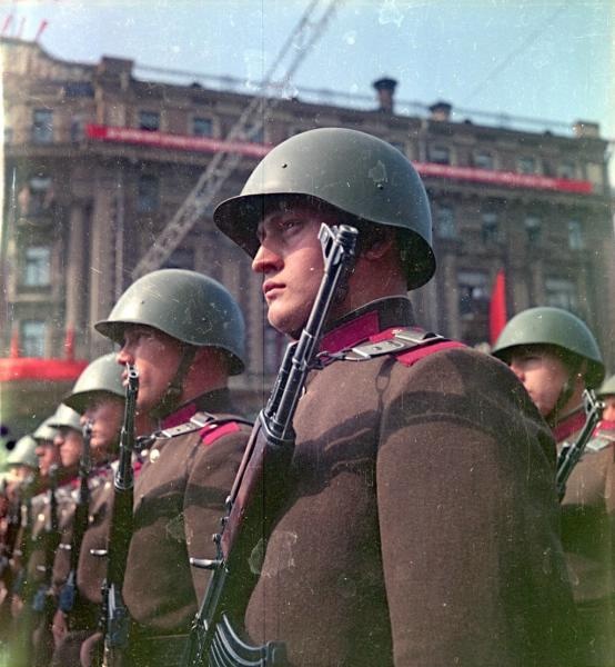 Солдаты в строю, 1 мая 1957 - 1 мая 1960, г. Москва, ул. Горького. Во время первомайской демонстрации  помимо спортивного парада и парада трудящихся, так же проводился и военный парад.