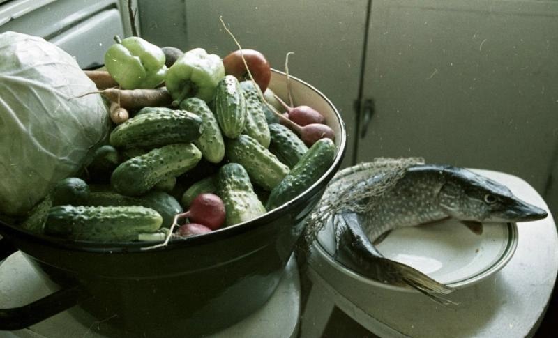На кухне, 1967 год, Волгоградская обл., г. Волжский. Выставка «Food фотография» с этим снимком.