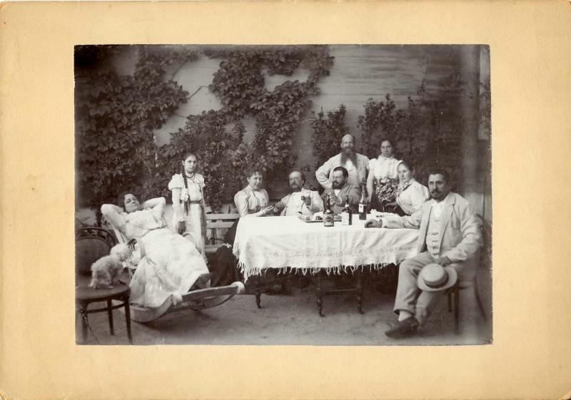Семья на даче, 1900-е. Выставка «Дореволюционная Россия: за столом» с этой фотографией.&nbsp;