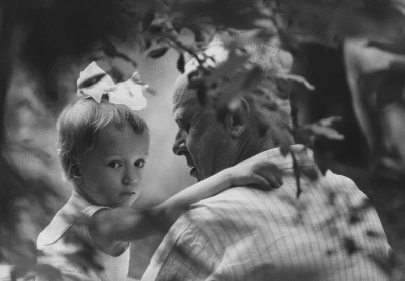 Дед и внучка, 1960-е. Выставка «Бабушки, дедушки и внуки» с этой фотографией.