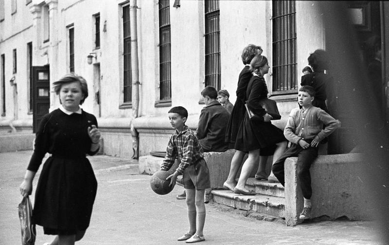 У входа в школу, 1961 - 1970