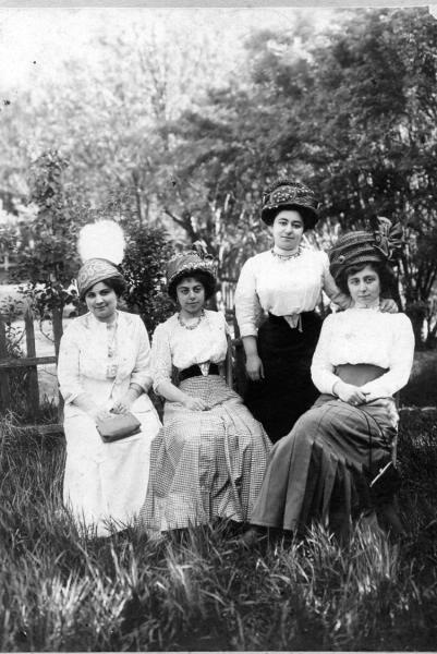 Женщины в саду, 1900-е