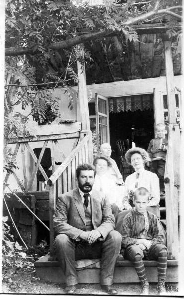 Семейный портрет на крыльце дома, 1910-е