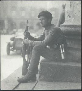 Красногвардеец у входа в Большой театр во время V Съезда Советов, 4 - 10 июля 1918, г. Москва. Выставка «Россия в 1918 году» с этой фотографией.