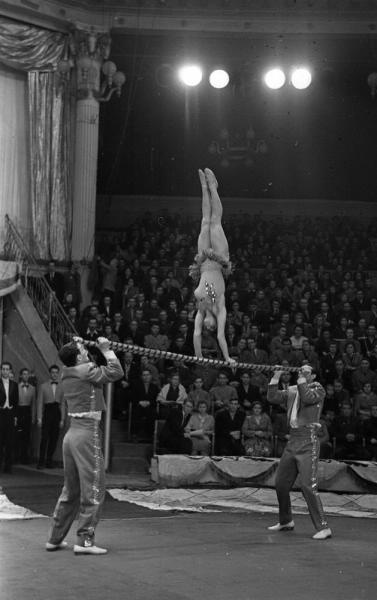 Ирина Шестуа и братья Асатурян в номере «Акробаты-вольтижёры с шестами» на манеже Московского цирка на Цветном бульваре, 1960 - 1962, г. Москва