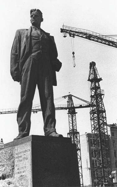 Площадь Маяковского, май 1963, г. Москва. Видеовыставка «На Маяке» с этим снимком. &nbsp;Памятник установлен в 1958 году. Скульптор –&nbsp;Александр Кибальников.