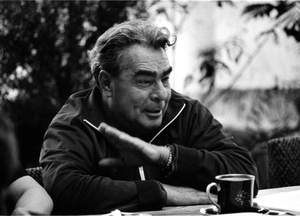 Леонид Брежнев за чайным столом на даче в Завидово, 1970 год, Московская обл., пос. Козлово. Выставки&nbsp;«Личный фотограф Брежнева: памяти Владимира Мусаэльяна» и «СССР в 1970 году» с этой фотографией.