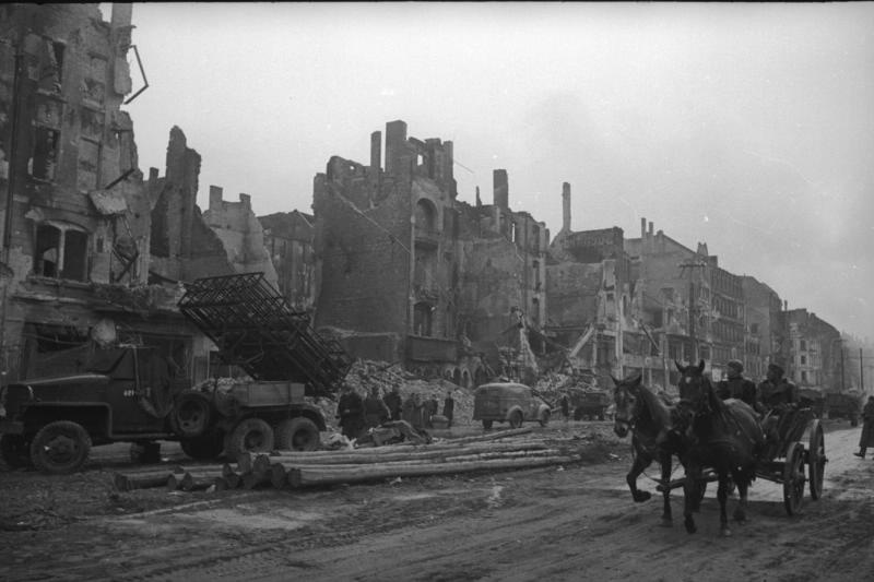 Военная техника и повозка на улице разрушенного Берлина, 1945 год, Германия, г. Берлин