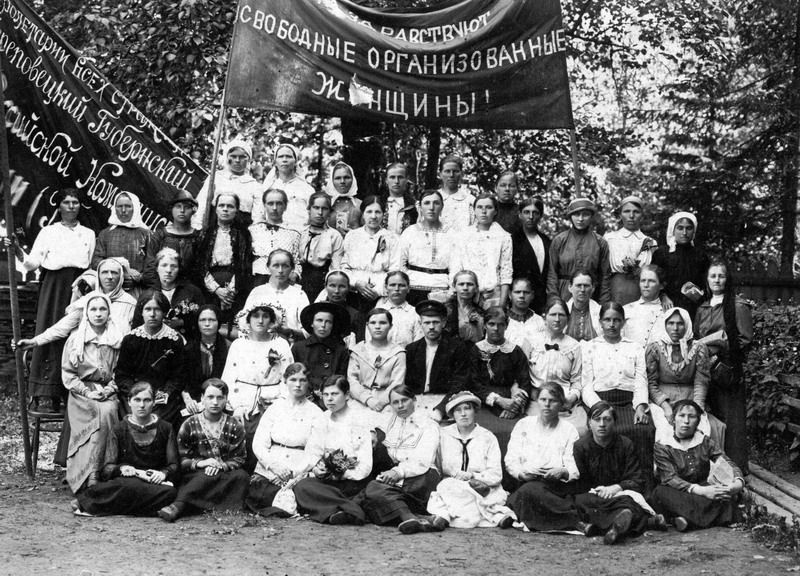 Женсовет Череповца и района, 1920-е, г. Череповец. Во втором ряду пятая слева – Агриппина Кравченко.Выставка «Пропаганда и агитация 1920-х» с этой фотографией.
