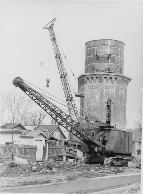 Поставлена новая цистерна на водонапорную башню на улице Ленина, март 1959, г. Череповец и Череповецкий район