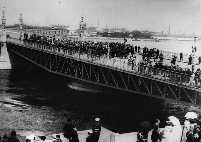 Вид на Троицкий мост через Неву в день его открытия, 16 мая 1903, г. Санкт-Петербург