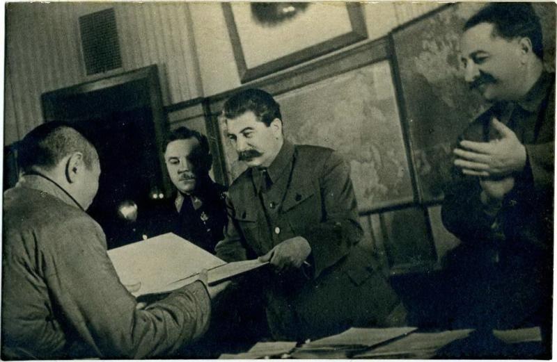 Иосиф Сталин принимает рапорт колхоза им. Ворошилова Бурят-Монгольской АССР, 1936 год. Выставка «Страна Ая-Ганга» с этой фотографией.
