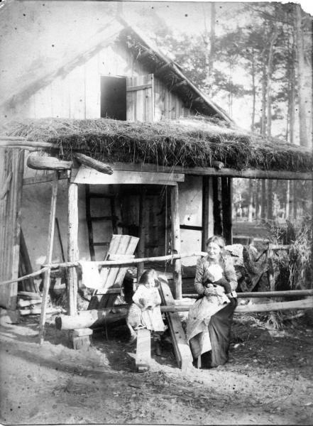 Крестьянка с детьми около дома, 1910 - 1915