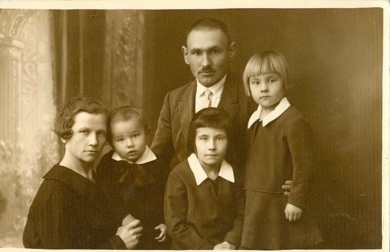 Семейный портрет с тремя детьми, 1930-е