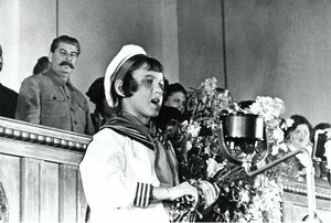 «Спасибо товарищу Сталину за наше счастливое детство!», 1930-е, г. Москва. Выставка «Витрина режима» с этой фотографией.