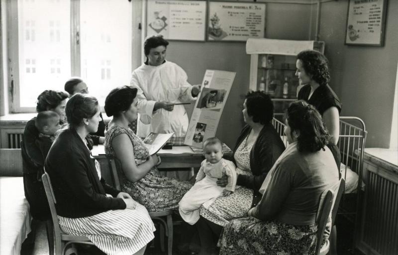 Матери на консультации у врача-педиатра, 1955 - 1965