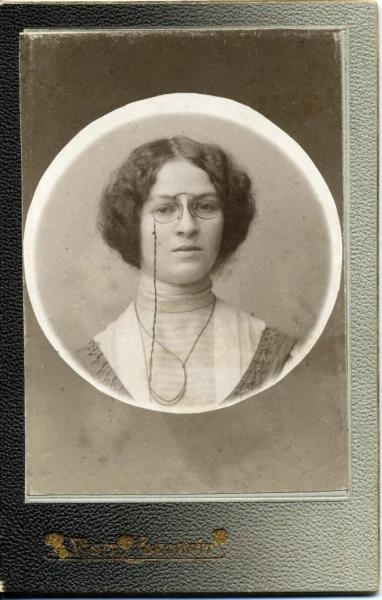 Портрет женщины в пенсне, 1910 год