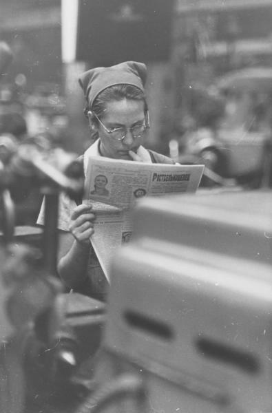 Без названия, 1956 год. Из серии «Алые косынки».Выставка «Самая читающая страна в объективе Всеволода Тарасевича» с этой фотографией.