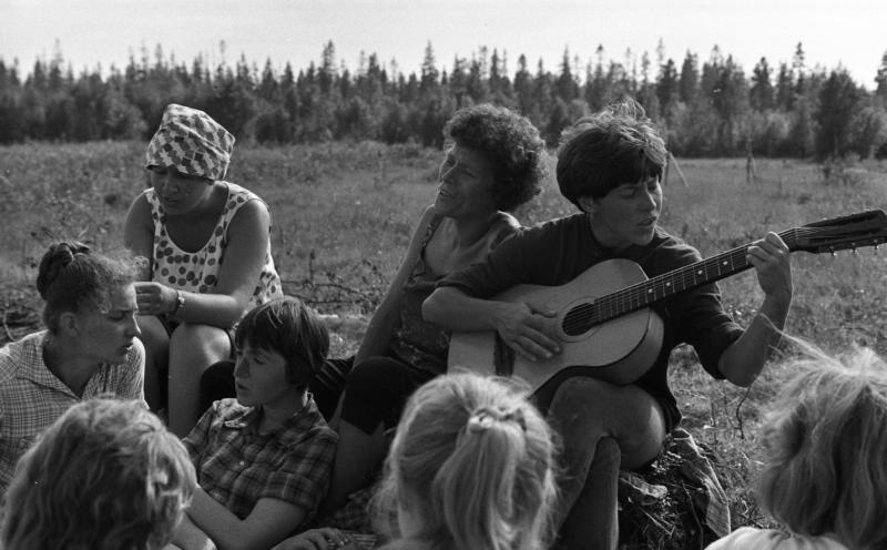 Студентки стройотряда МГУ на поляне, 1967 год, Архангельская обл., Соловецкие о-ва. Из серии «Студенческий отряд МГУ на Соловках».