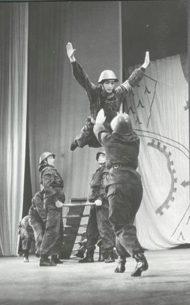 Выступление военных, 1960-е. Из серии&nbsp;«Ансамбль Национальной Народной армии ГДР имени Эриха Вайнерта».