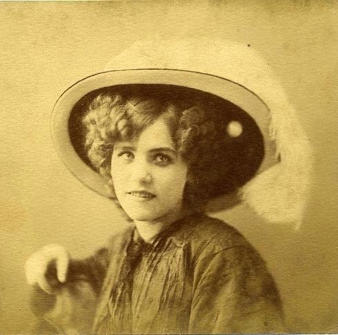 Женский портрет, 1910-е. Выставки&nbsp;«10 фотографий: Улыбки 1910-х»&nbsp;и&nbsp;«Улыбки XX века» с этой фотографией. 