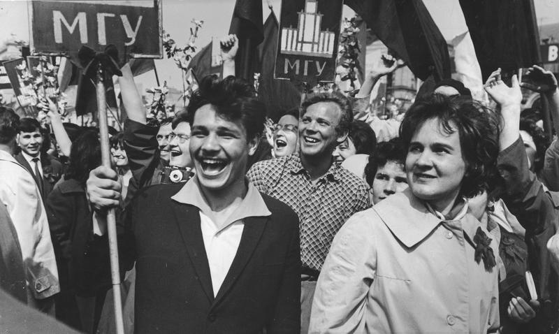 Студенты на демонстрации, 1 мая 1964, г. Москва. Видео «Спиной к ректорату» с этой фотографией.