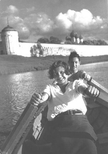 Молодость, 1932 год, г. Калязин. У стен Калязинского монастыря. Основан в XV веке Макарием Калязинским (в миру Матвей Васильевич Кожин). Затоплен при создании Угличского водохранилища. «Градообразующий» православный монастырь в Калязине.Видео «Молодость» с этой фотографией.&nbsp;