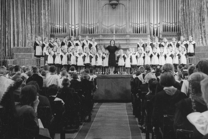 Выступление хора девочек на сцене Большого зала Московской консерватории, 1941 год, г. Москва