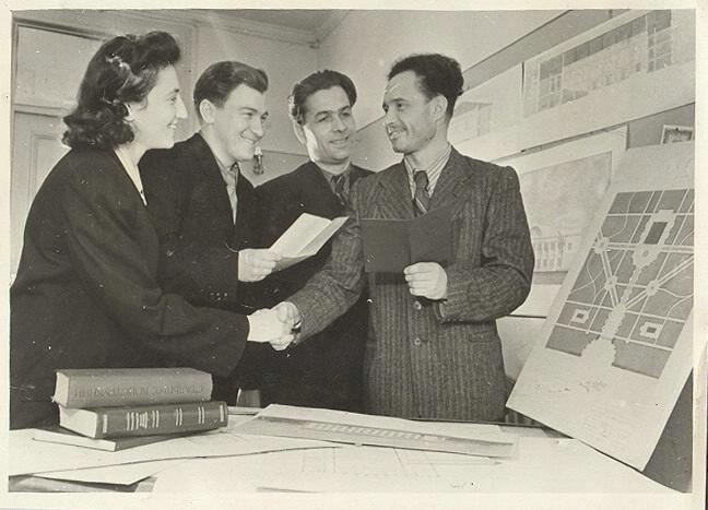 Дипломанты З. А. Чернявская, А. С. Соломашенко и А. П. Кезиков поздравляют К. Е. Котова с получением диплома инженера, 23 мая 1953, г. Москва