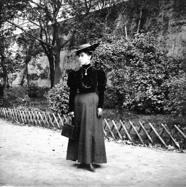 Неизвестная в Александровском саду, 1904 год, г. Москва. Выставки:&nbsp;«Женская сумка и женский характер»,&nbsp;«Женщина Прекрасной эпохи» с этой фотографией.