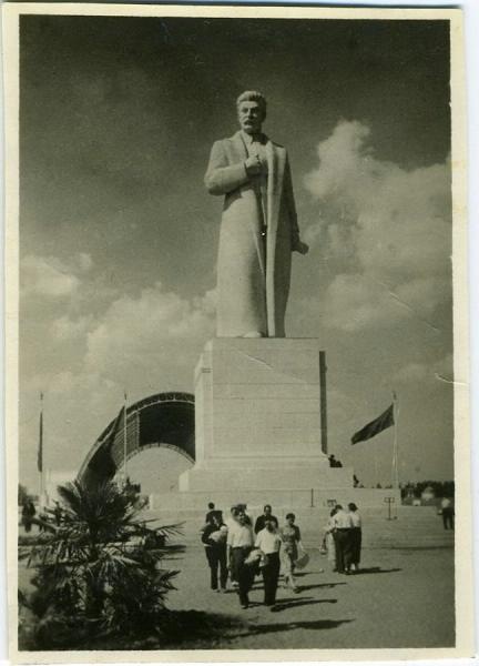 На Всесоюзной сельскохозяйственной выставке. Скульптура И.В. Сталина на Площади механизации, 1937 - 1939